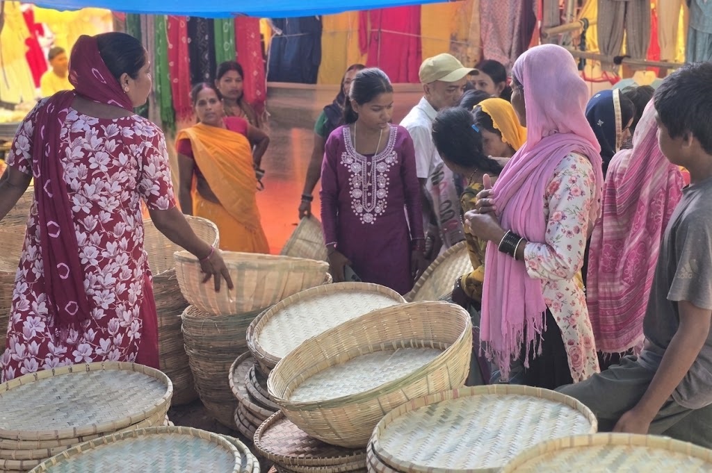 छठ पर्व नजिकिएसंगै रौतहटका बजारमा चहलपहल बढ्यो, बांसका सामग्रीको किनमेल सुरु