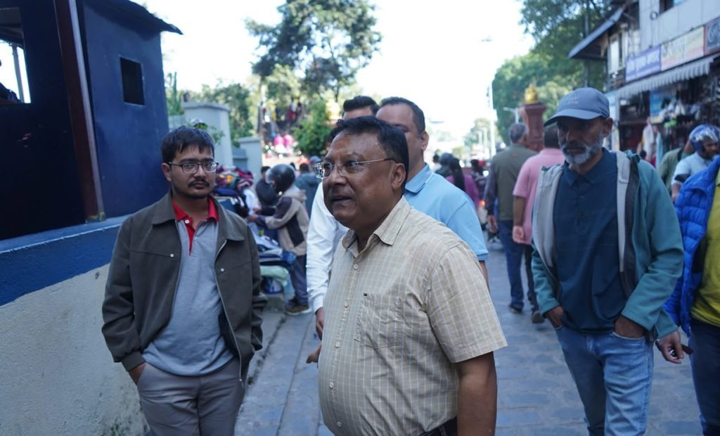 किशोर श्रेष्ठलाई लिन प्रहरी घरमै पुगेपछि उठ्यो प्रश्न