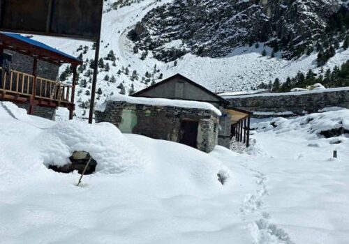लिमीमा हिमपातले सडक अवरुद्ध, साढे तीन फिट हिउँमा बिरामी पर्दा हेलिकप्टरकै भर
