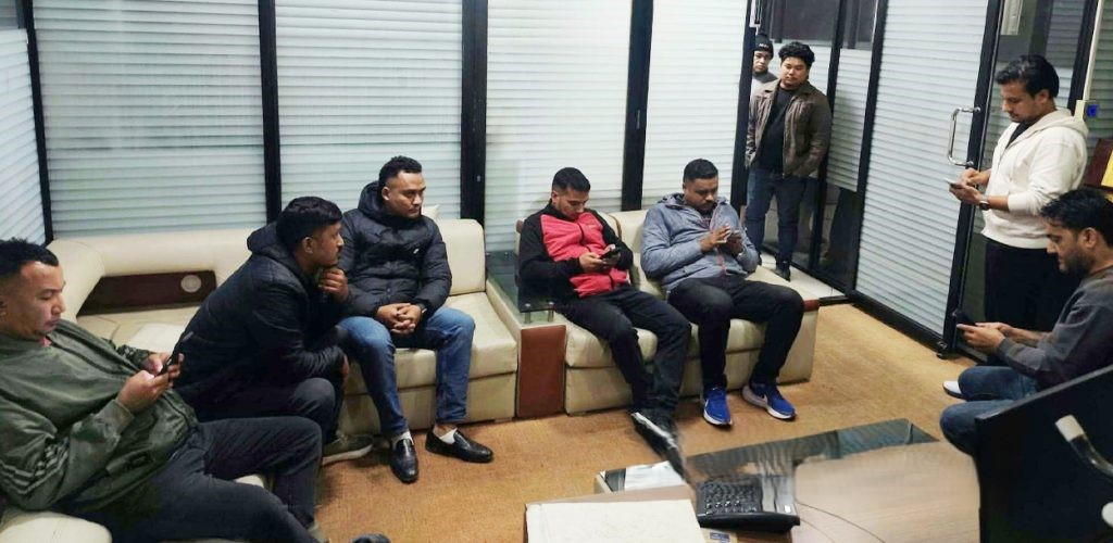 सादा पोशाकमा प्रहरी टोली नयाँ पत्रिकाको कार्यालयमा